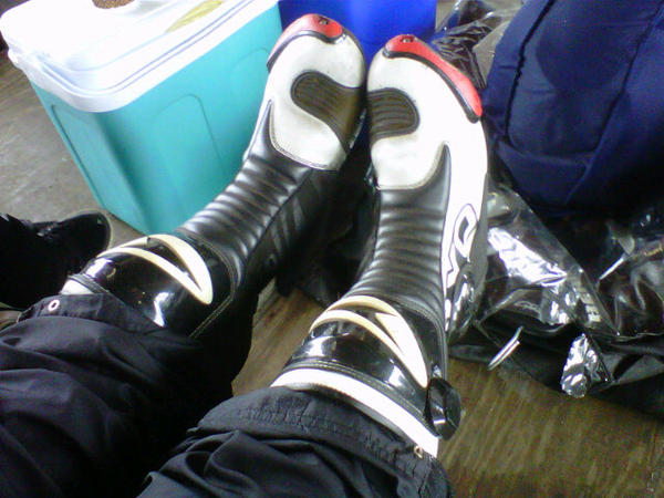 GB3anz's tweet photo. Keeping my feet warm in the pits :) it pays off to be a riders gf :P #extremefestival http://t.co/sRx5ngD7