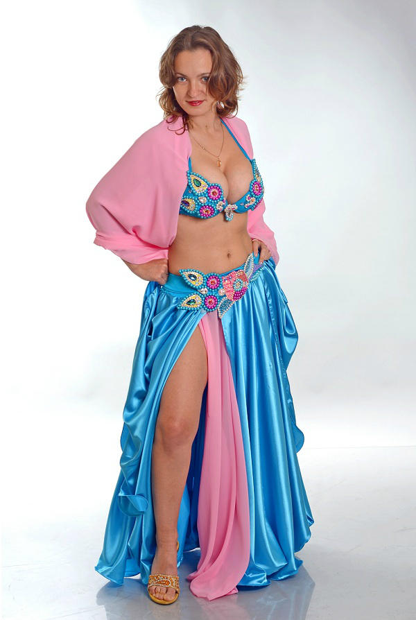 mobureku's tweet photo. Bellydance. "И серые будни отступят на час, и ты королева восточного бала." Костюмы для танца от Елены Покровской http://t.co/Nd28H3UXBj
