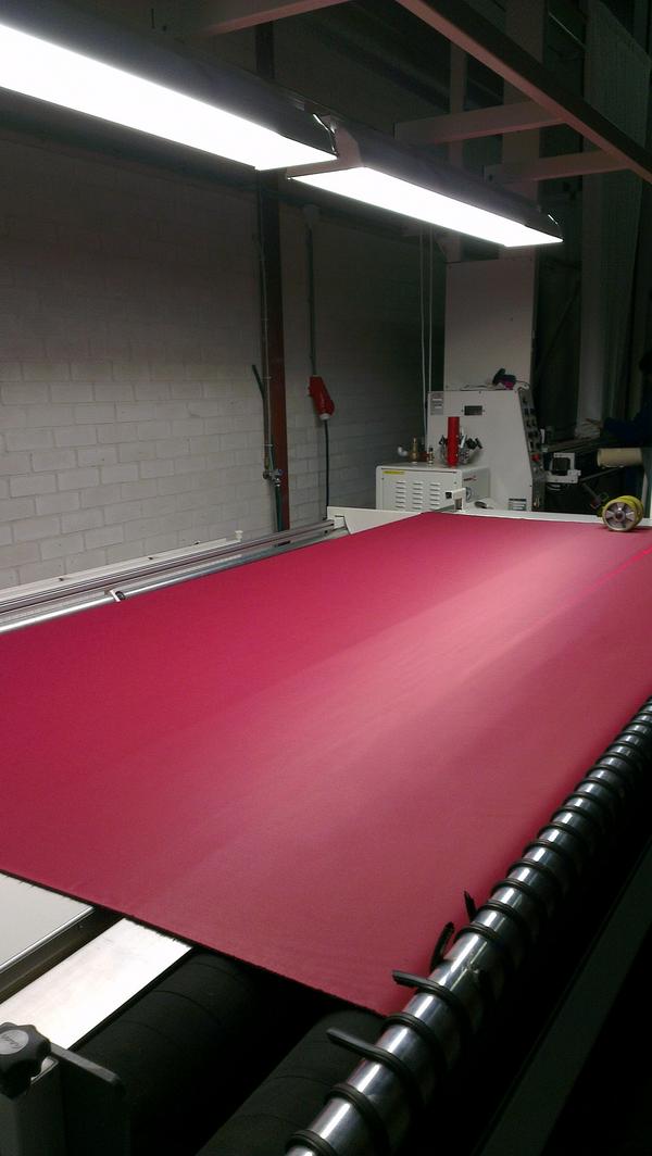 Onze nieuwe snijtafel in gebruik!
Werkt geweldig. Dus laat de stoffen maar komen.