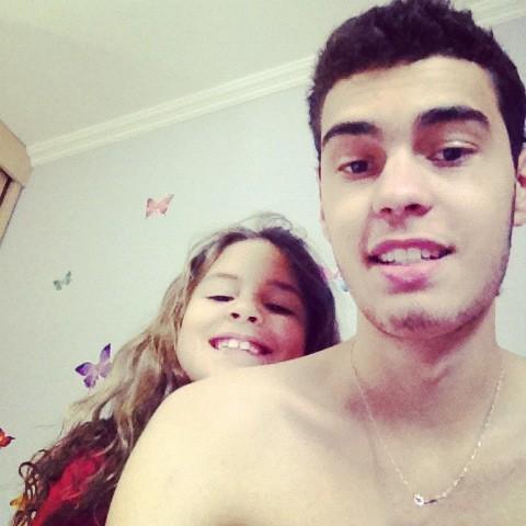 rbMatheus's tweet photo. Minha irmã mais linda http://t.co/jJC5u4nb