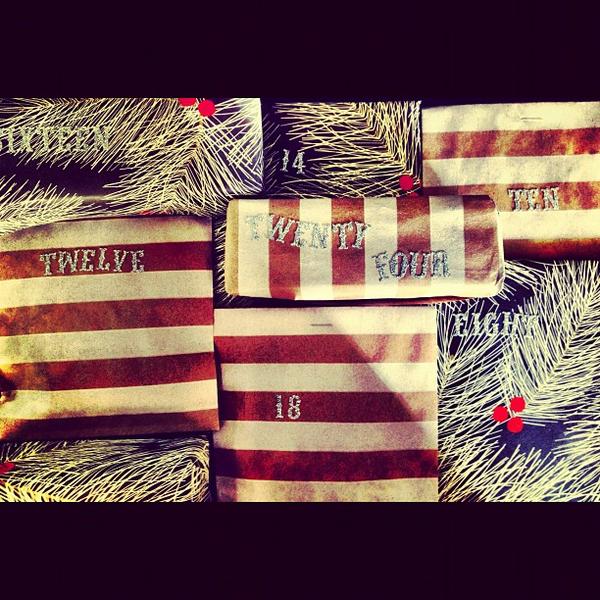 violettegreen's tweet photo. Making advent calendars http://t.co/jheHeRUD