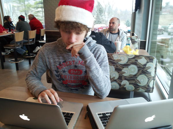 ECarterZ's tweet image. Santa fixing macs in mcdonalds. @sullivan1337 #techsanta