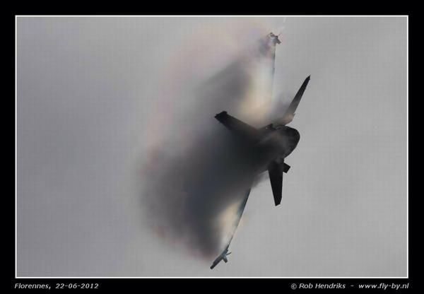 HAFF16DemoTeam's tweet photo. Florennes Airshow 2012-Rehearsal flight 22 June.
ZEUS almost breaking the Sound Barrier (0.95 Mach)!!!
#HAForce #rbnews http://t.co/bEynu0hd