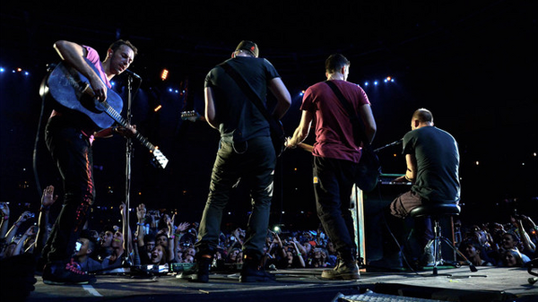 AppleTV's tweet photo. Relive the kaleidoscopic glory of @Coldplay's Mylo Xyloto tour via concert film, book, and album. http://t.co/XldL1fu2 http://t.co/lzUdVvmA