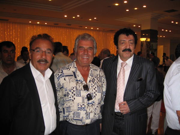 FerdiiTayfur's tweet photo. @FerdiiTayfur 
Ortak dostumuz mehmet cankesr'in sevinçli gününde yanında olduk ben yusuf sezgin ve müslüm gürses 2009 http://t.co/JDncxPHA