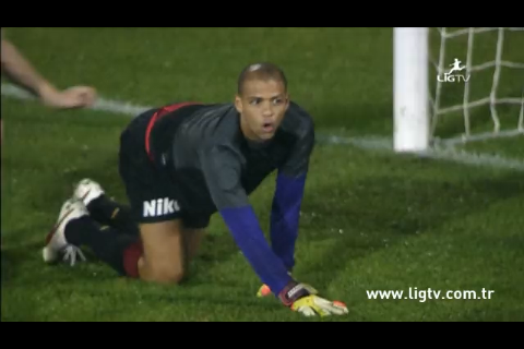 galatasarayi's tweet photo. @_FelipeMelo_ fantastik kurtarış ve sonrası: #ElazıgPanteriMELO #nossanossa http://t.co/yH6Npkfo