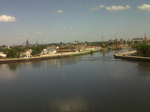 Que le hace una lancha mas al Tigre!?