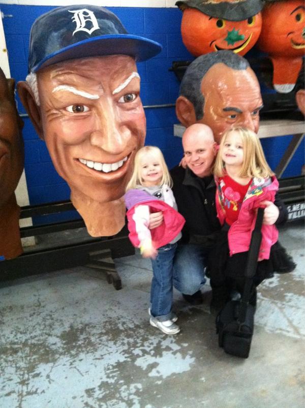 memerick1's tweet photo. Got my pic with Sparky and my daughters. #paradecompany http://t.co/AoEf9Wi4