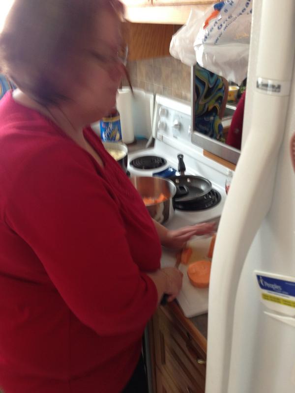 MrWarcraft's tweet photo. Look @slowlygoing  is actually in the kitchen http://t.co/XeUB6m4C