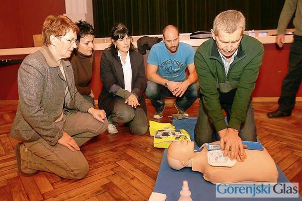 DefibAED's tweet photo. Koronarno društvo Gorenjske je namestilo zunanji avtomatski defibrilator (AED) ZOLL AED Plus. http://t.co/B8nKXPoJ http://t.co/bCSME7h3