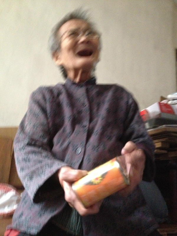 edenyehk's tweet photo. HK is awful for the old. This lady, Mrs. Li is abandoned by her rich son and surviving by picking up rubbish #JMSC101 http://t.co/b4kj3sqv
