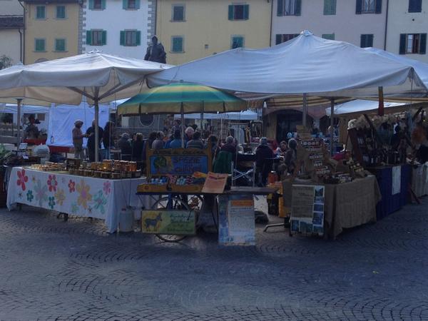 Nella piazza come ogni 4a #domenica c'é il #mercatino #biologico