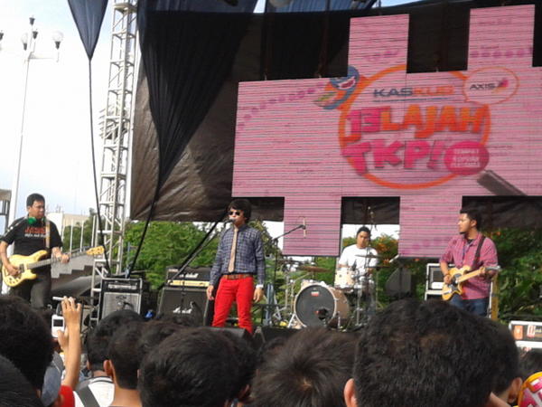 NOW ON STAGE <a href="/calvinjeremy/">Calvin Jeremy</a> wearing <a href="/GluckClothing/">Glück!</a>