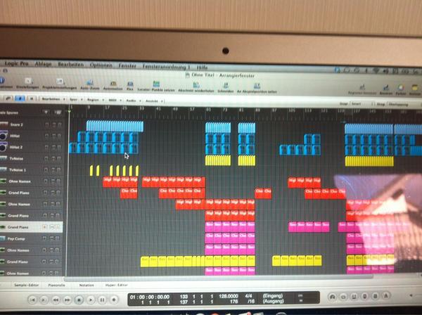 DjLyra's tweet photo. Track ist fertig. Fehlt noch Mastern und dann raus in die #Welt http://t.co/5PUXTqhC