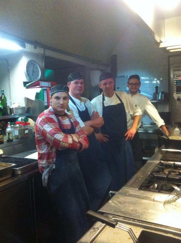 Met <a href="/FonkLoks/">LoksKitchen 2013</a> !!!! Eindbazen in de Keuken 
#goud