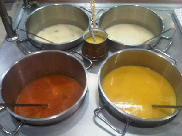 Soguk kis sabahlarinin vazgecilmezleri. Fasulyelide sabah corbaniz hazir, afiyet olsun..