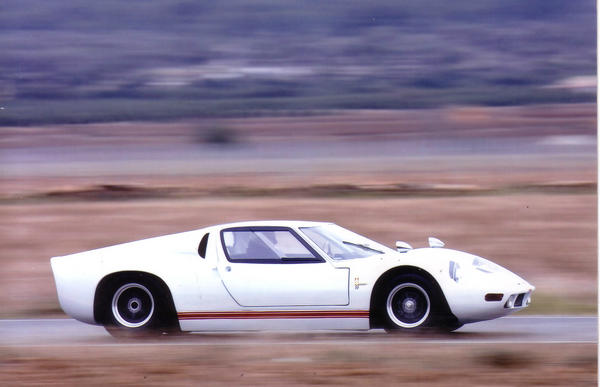 El exclusivo y único modelo existente del Artés Campeador, rodará por el Circuit de Montjuic conducido por R.Magriñà.