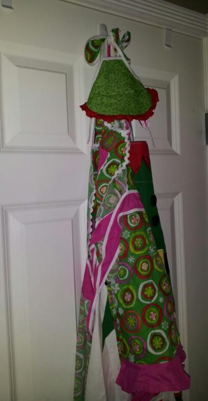 PinkSparkleBlue's tweet image. While I was tying up my zip line I found the perfect place for my apron. #Christmasapron #elfontheshelf