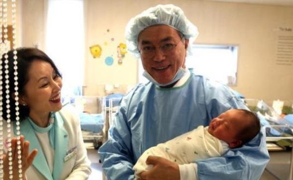 참 좋은세상(?)이다!! 자식 셋을 산부인과에서 낳는데 아버지인 나도 신생아실 출입을 허락받지 못했다!! 뭔 경우인가?? 마스크도 벗고!! 신생아 친애비보다 훨 능력(?)있다!!