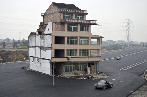 Reuters's tweet image. The story behind China’s “house in the middle of the road” reut.rs/Tpsam7