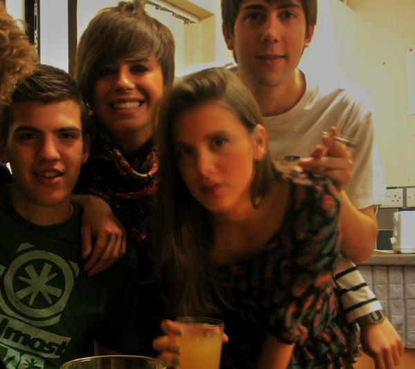 elenagg174's tweet photo. @aguedabermejo MIS HERMANOS, falta Amali http://t.co/0vqIgNUm