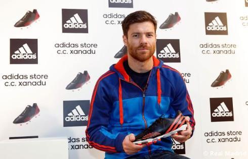 Real Kaskus on Twitter: "*Xabi Alonso pamerin sepatu barunya, Adidas Predator Lethal Zones http://t.co/xK193mT7" /