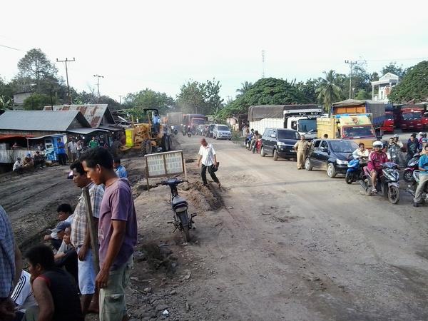 17.40 ― <a href="/yolisubhan/">Yoli Subhan</a>: Antri d jembatan sei betung, lintas sumatera, dharmasraya   #lalinSumbar