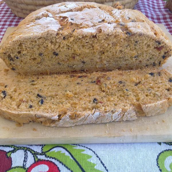 Bread with olives and sundried tomatoes, cooked in solar oven bit.ly/UG6WfE #permaculture
