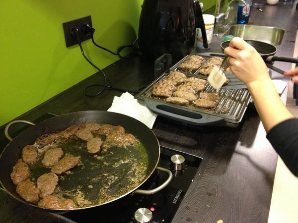 timmeh__'s tweet photo. Hoe kunnen we nou werken met die heerlijke kookgeuren door het pand ;) @q42 http://t.co/g501HyLR