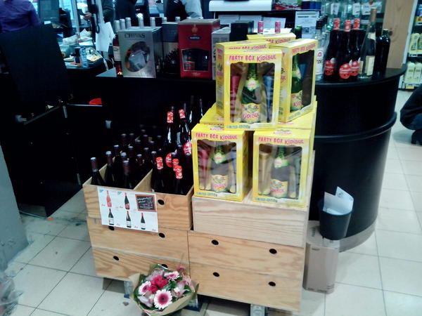 LefebvreCedric's tweet photo. @shikajim on voit que le beaujolais nouveau à de l importance cette année http://t.co/7sEal4mh