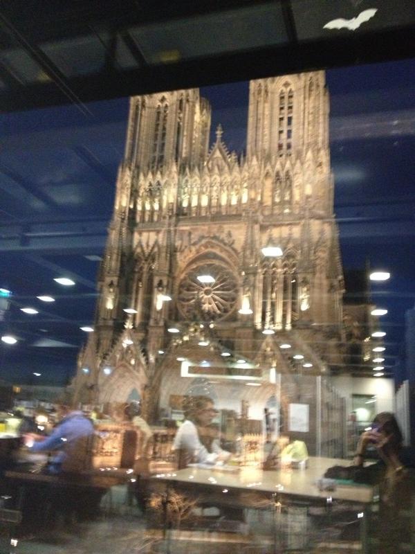 ALeeAvena's tweet photo. Si si, vue de la médiathèque de Reims. #çabossedur http://t.co/SLpwZUl6