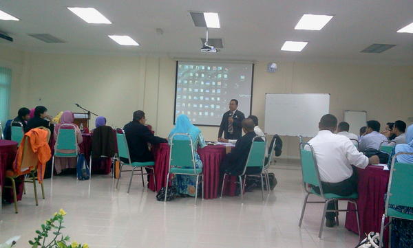 bushro2012's tweet photo. Ceramah @SUPINDI_USOP unt peserta bengkel c&amp;c di plak @AADKMalaysia @KP_AADK @suhaini69 @CNCKOTABHARU @KDNPUTRAJAYA http://t.co/WWdpjzpp