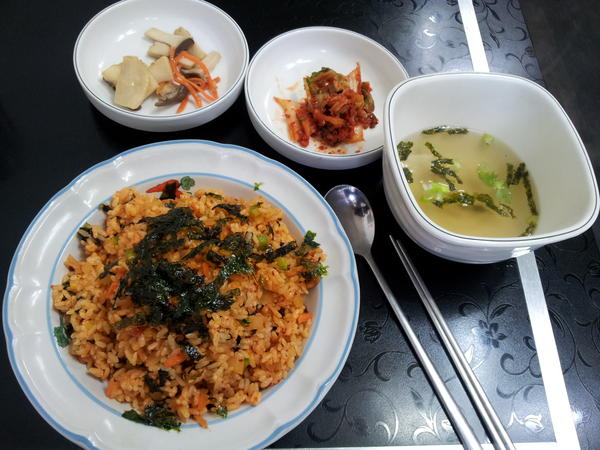 SSJassal's tweet image. Chilly mornings in Seoul?: Kimchi Bukumbap (fried rice) is the answer. #SpicyBreakfast
