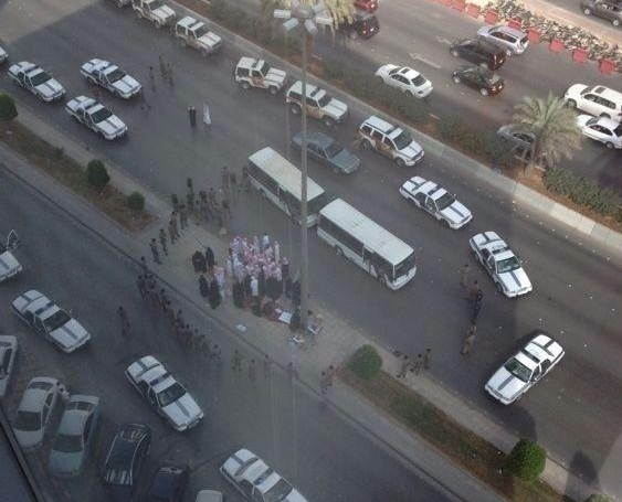 NotKingAbdullah's tweet photo. صوره حصريه لافتتاح اول مركز للحوار مع اهالي المسجونين بلا محاكمات مقره طريق الملك فهد

#مظاهرة_طريق_الملك_فهد http://t.co/SggzsWp2
