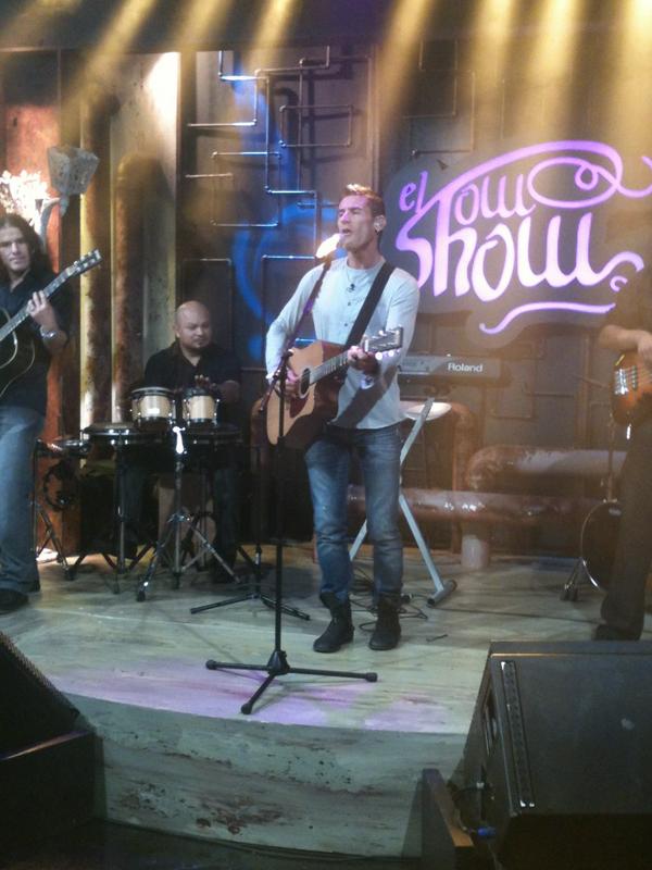 marcodimauro's tweet photo. RT @lafuerzadmdmslp: RT @Erick_Mormar @marcodimauro en #ElShowShow de @RitmosonLatino #EresTu No te lo pierdas http://t.co/WmrBSqY2 **☺