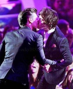 natti_daddie's tweet image. Larry kissing :-) #ILoveYou #PleaseComeOut