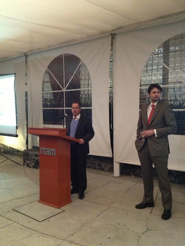 RI1648's tweet photo. Rafael Fernández de Castro en la despedida de @AztecDuncan http://t.co/9g6NMazd
