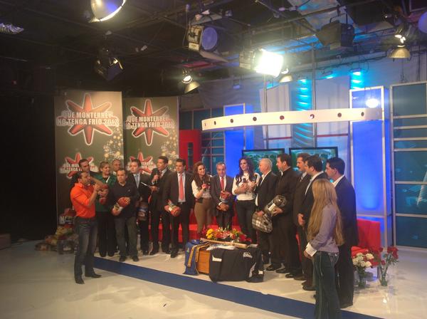_gcaballero's tweet photo. Los Diputados del GLPRI, apoyando esta noble causa, para que Monterrey no tenga Frío!!!! http://t.co/JYxpai8v