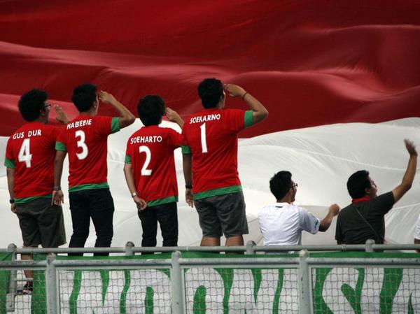 DemangLehman's tweet photo. Rugi kalo gak liat foto suporter kita yg di Bukit Jalil tadi. Foto dari fotografer kami ini sumpah keren banget http://t.co/wFFAWOvh