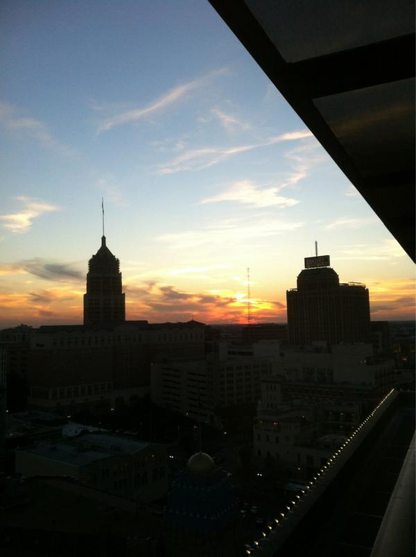 mdquikstep's tweet photo. Nice sunset, downtown San Antonio. http://t.co/2jxJTaxc