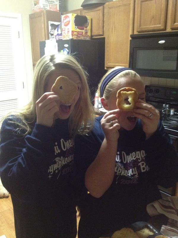 CourtneyLemley's tweet image. #bakingproblems @emmi_wilson @MachaelaWelch 😁😁😁