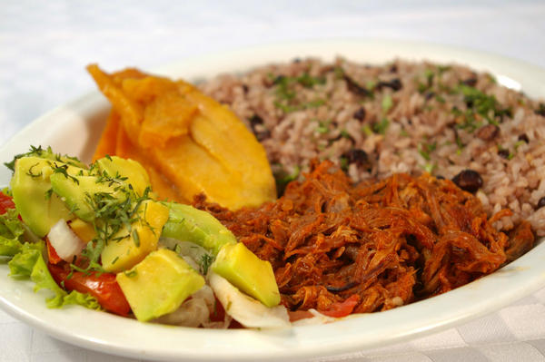 ¡Feliz Miércoles! ¿Que tal para hoy el almuerzo una deliciosa bandeja Cubana?