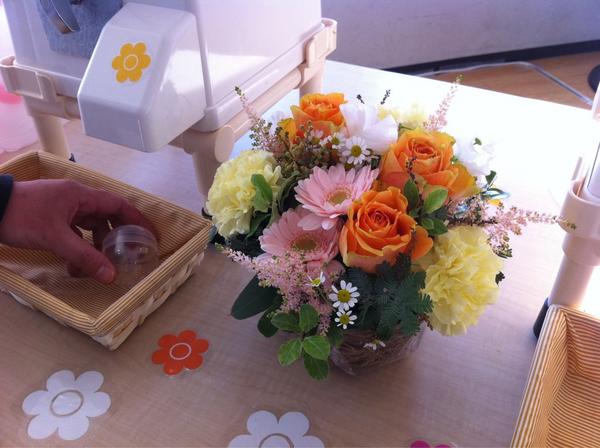 はい、今日で最終日！ホント沢山の人々の笑顔が集まりました！RT <a href="/okabedaisuke/">岡部 大介</a>: [エミタメ] 4日間の笑みが、ついに生のお花に変わりました。夕方の予感に染められたエミタメ。エミィたちも、あと少しで次の場を暖めに旅立ちます。