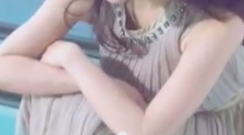 コレカウ 公式 知花くららさん着用のカネカ のcmのワンピースのリクエストいただきました 首元のビジューとたっぷりのプリーツで洗練された美しいドレスはchloeのものでした 知花くららさんにとってもお似合い Http T Co Egf1ekpy Http T Co