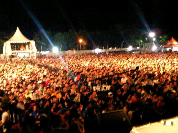 slankdotcom's tweet photo. Slankers Lahat rame banget nih.. Tapi tetap damai.. MANTAB.!! #DIS_Religi (pic by @AWShanti) http://t.co/LlF9uIpg