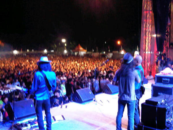 slankdotcom's tweet photo. Rehat bentar sambil Slankers dengerin tausiyah Al Zastrow... #DIS_Religi (pic by @AWShanti) http://t.co/amKrgbXb