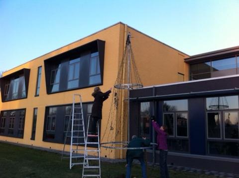 BSSterrebos's tweet image. Kerstboom van #brabantwonen aan het opbouwen....