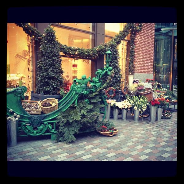 dtpinteriors's tweet photo. Covent Garden florist is getting all festive http://t.co/KatAemxq