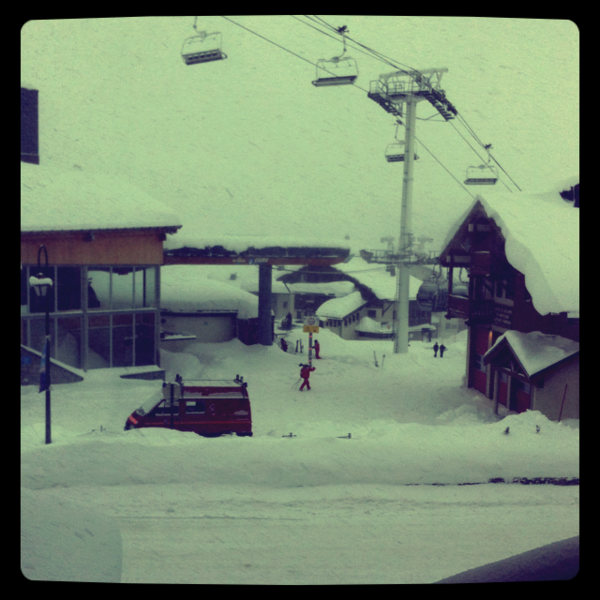 Skilinetweet's tweet photo. Ik denk dat we hier wel even voort kunnen met de sneeuw... #valtho #teveelsneeuw http://t.co/C7QzKoM4