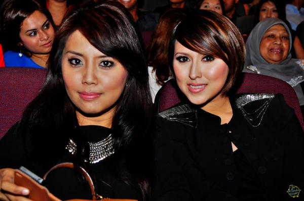 PujanggaMalam's tweet image. @etrangle @fallagain Cantik busana yang awak berdua taja malam ni... Thumbs up!!!